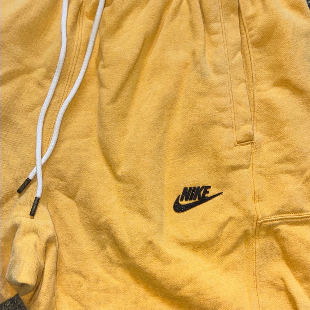 Nike Hoodie & Shorts Set - Picture 6 of 8